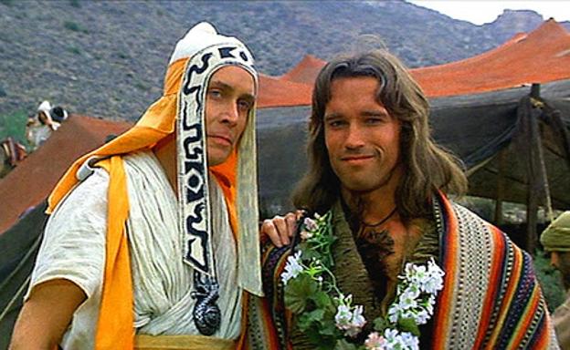 Jack Taylor llegó a España en 1961 procedente de México. En la foto, junto a Arnold Schwarzenegger en 'Conan, el bárbaro', donde encarnaba al sacerdote homosexual.