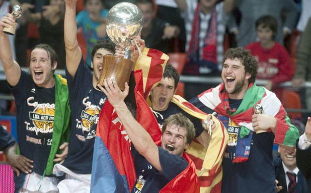 Splitter levanta el trofeo de campeón de la ACB 2009-10, el último logrado por el Baskonia.