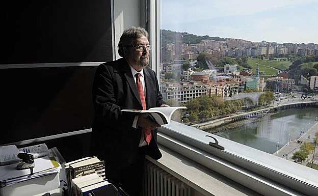 Manuel Lezertua, en su despacho. 