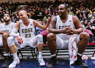 Imagen secundaria 1 - Planinic en un partido de la Euroliga. English, en la imagen con el exNBA Glen Davis, en su actual equipo. Bjelica juega en Japón.