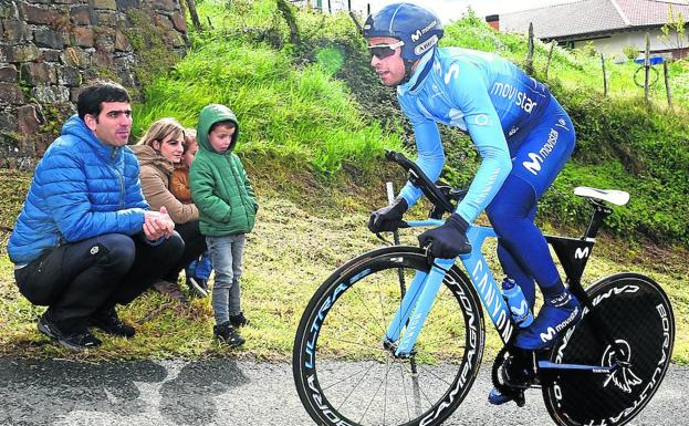 Mikel Landa probó ayer la 'cabra' en el muro de La Antigua, observado por una familia de aficionados. 