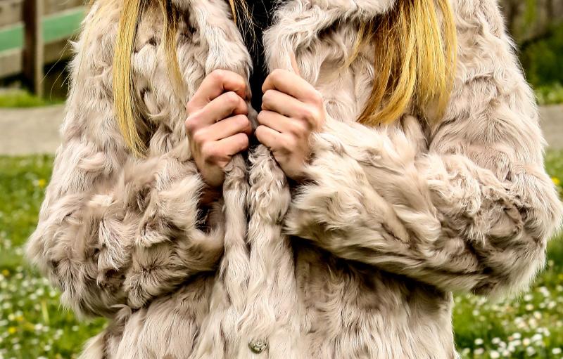 A Iratxe Villar le gusta adaptarse a la situación a la hora de vestir, “soy muy variable”. Aunque estemos en primavera, el termómetro le ha llevado a decantarse hoy por un abrigo de pelo y las botas Mou.