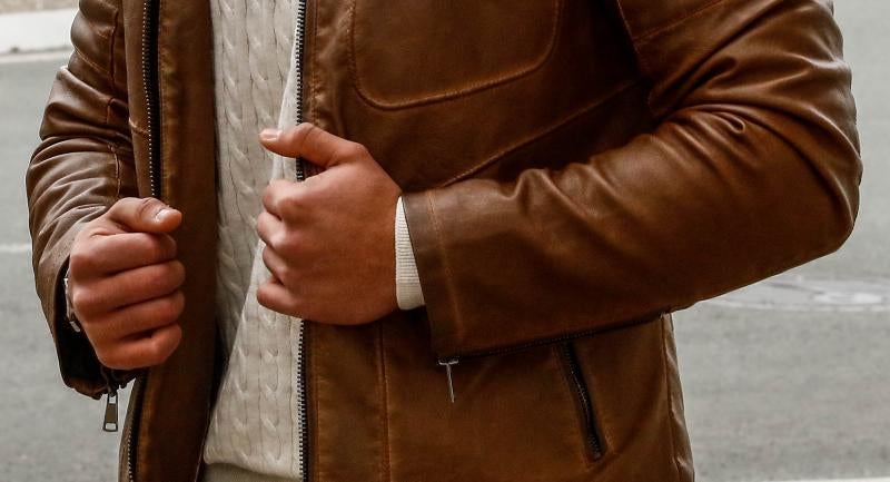 A Sebastián Correa le gusta el estilo “formal”, las camisas y el traje. Para el paseo de hoy ha escogido una cazadora de cuero marrón y vaqueros rotos.