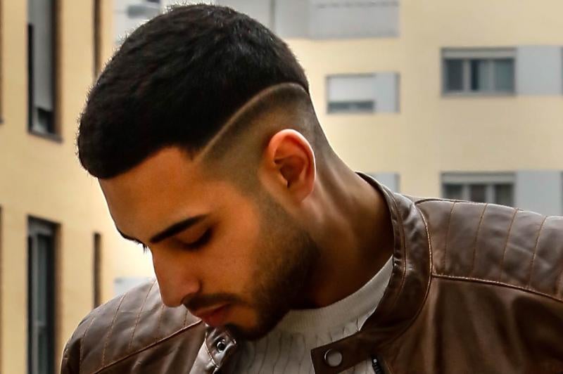 A Sebastián Correa le gusta el estilo “formal”, las camisas y el traje. Para el paseo de hoy ha escogido una cazadora de cuero marrón y vaqueros rotos.