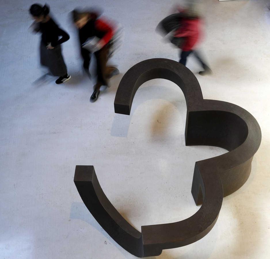 Tras ocho años de cierre por problemas económicos, el museo Chillida Leku, el sueño del escultor vasco, reabre sus puertas el día 17, gracias al acuerdo entre los galeristas suizos Hauser & Wirth y los herederos del artista, un nuevo proyecto que se presenta junto con la exposición inaugural "Eduardo Chillida. Ecos". 