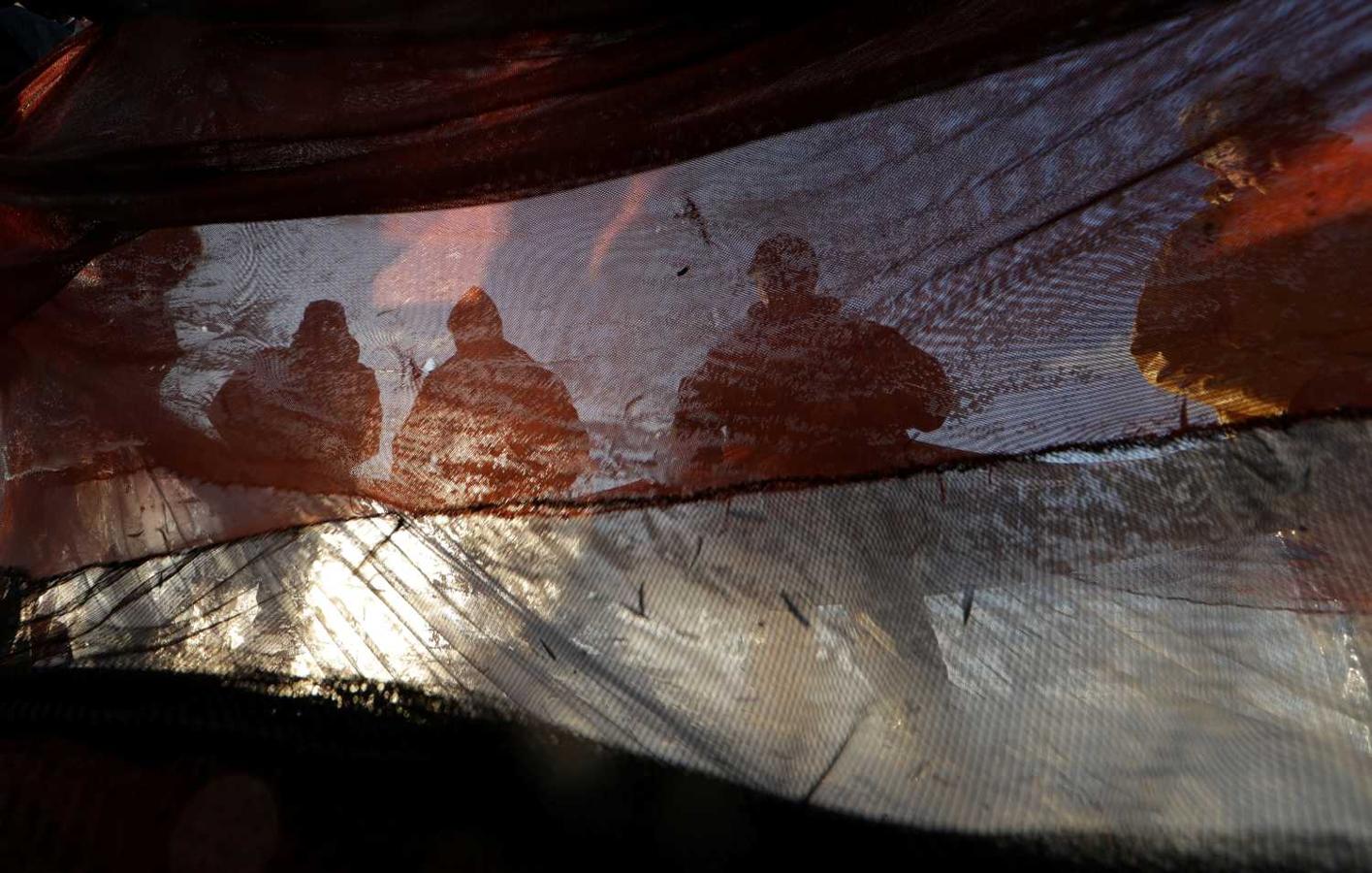 Pescadores arrastrando sus redes durante la tradicional pesca de poutine, alevines de la sardina, en Cagnes-Sur-Mer, Francia 