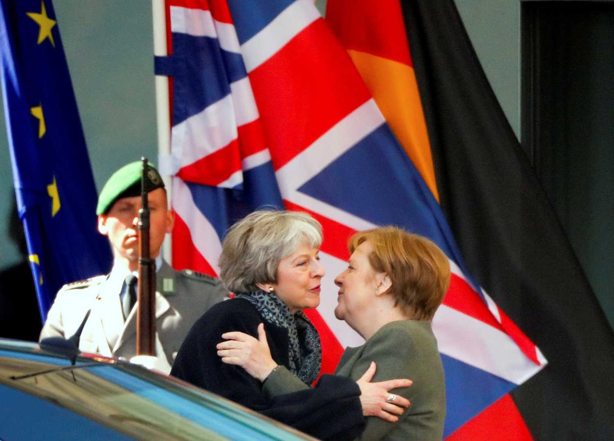 La canciller alemana Angela Merkel besando a la primera ministra británica, Theresa May, tras la reunión que han mantenido en Berlín , sobre el Brexit.