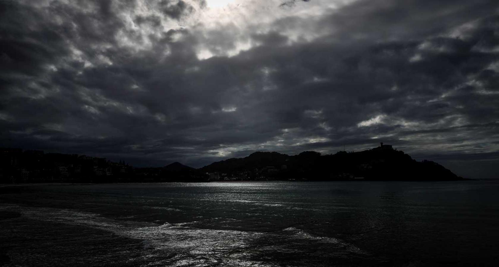 Nubes sobre la bahía de La Concha de San Sebastián