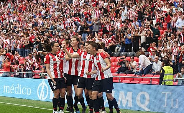 Las rojiblancas celebran uno de los goles ante el Levante.