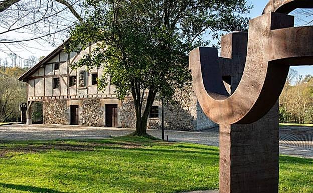 Detalle del Arco de la libertad con el caserío Zabalaga al fondo. 