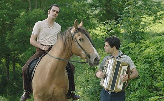 Lubis (Eneko Sagardoy) y Joseba (Bingen Elortza) en los bucólicos paisajes de Obaba.