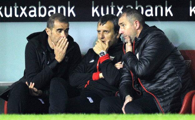 Ander Garitano, Patxi Ferreira y Aitor Iru, en el banquillo de San Mames.