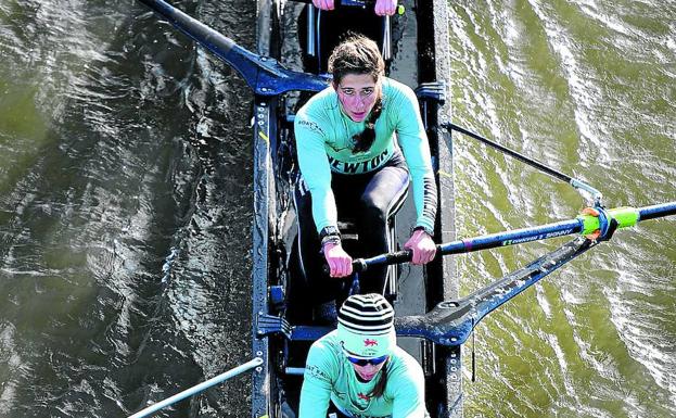 Adriana, en la embarcación de Cambridge durante un entrenamiento en aguas del río Támesis. 