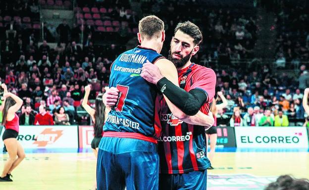 Johannes Voigtmann recibe el abrazo de Tornike Shengelia antes de saltar a cancha en el partido contra el Anadolu Efes. 