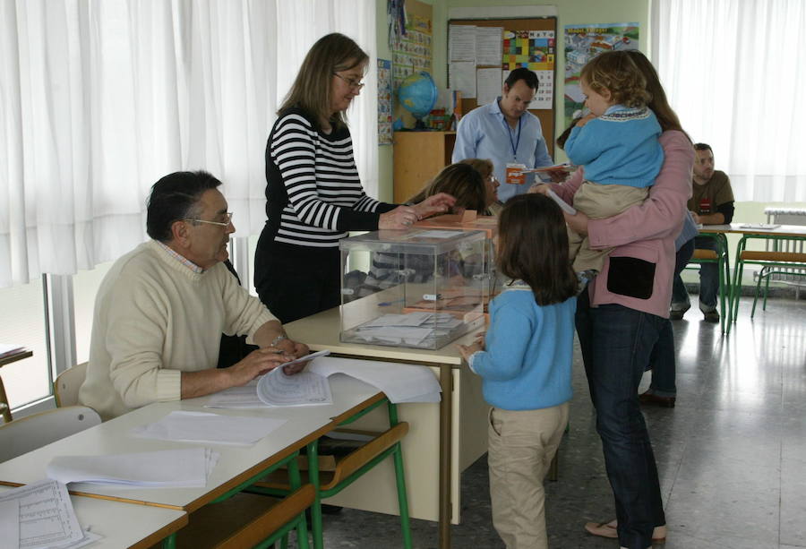 Una getxotarra acude a su colegio electoral con sus hijos. 