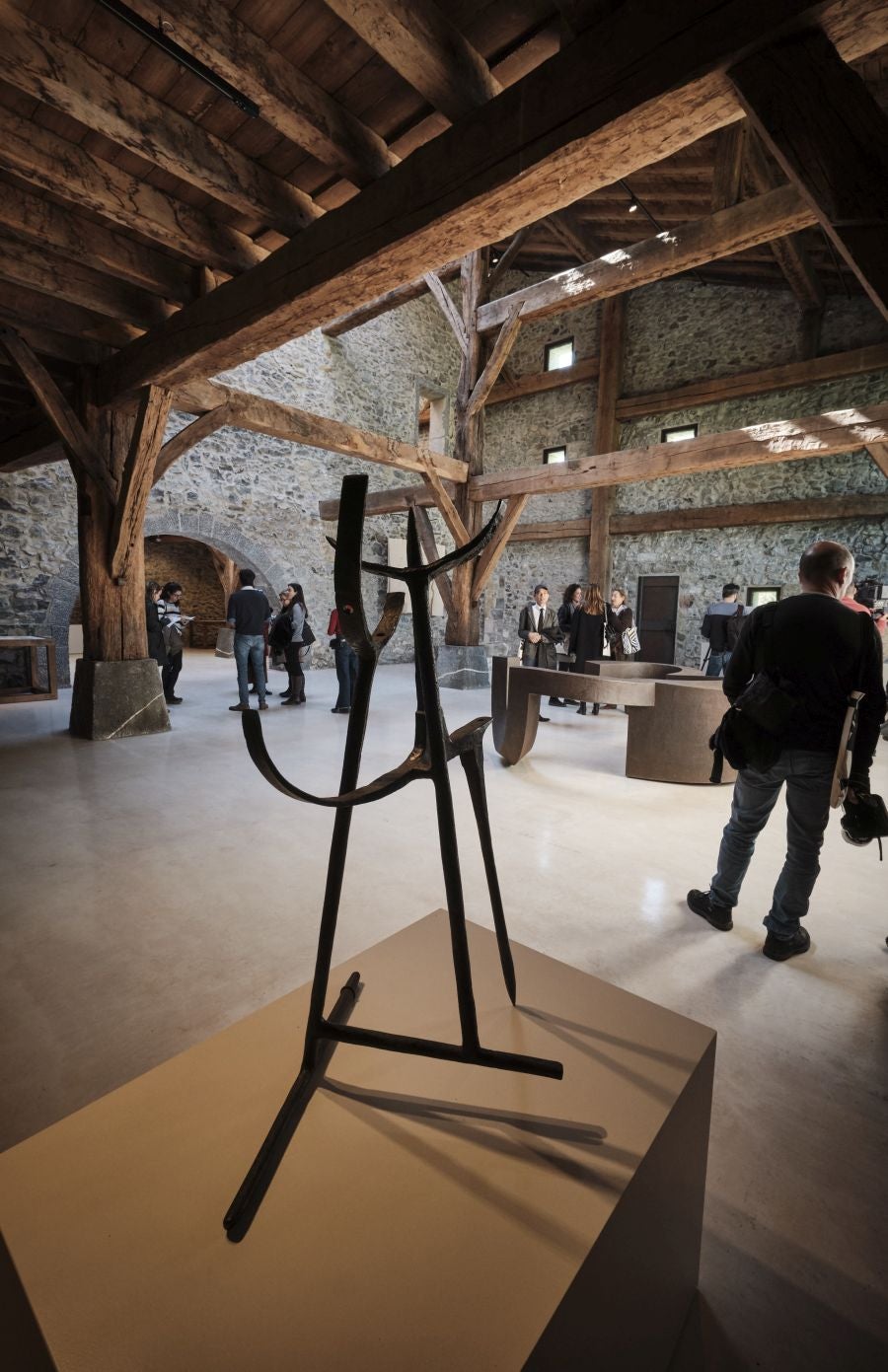 Los responsables del remodelado museo de Zabalaga presentan las nuevas instalaciones y la exposición inaugural antes de su reapertura al público