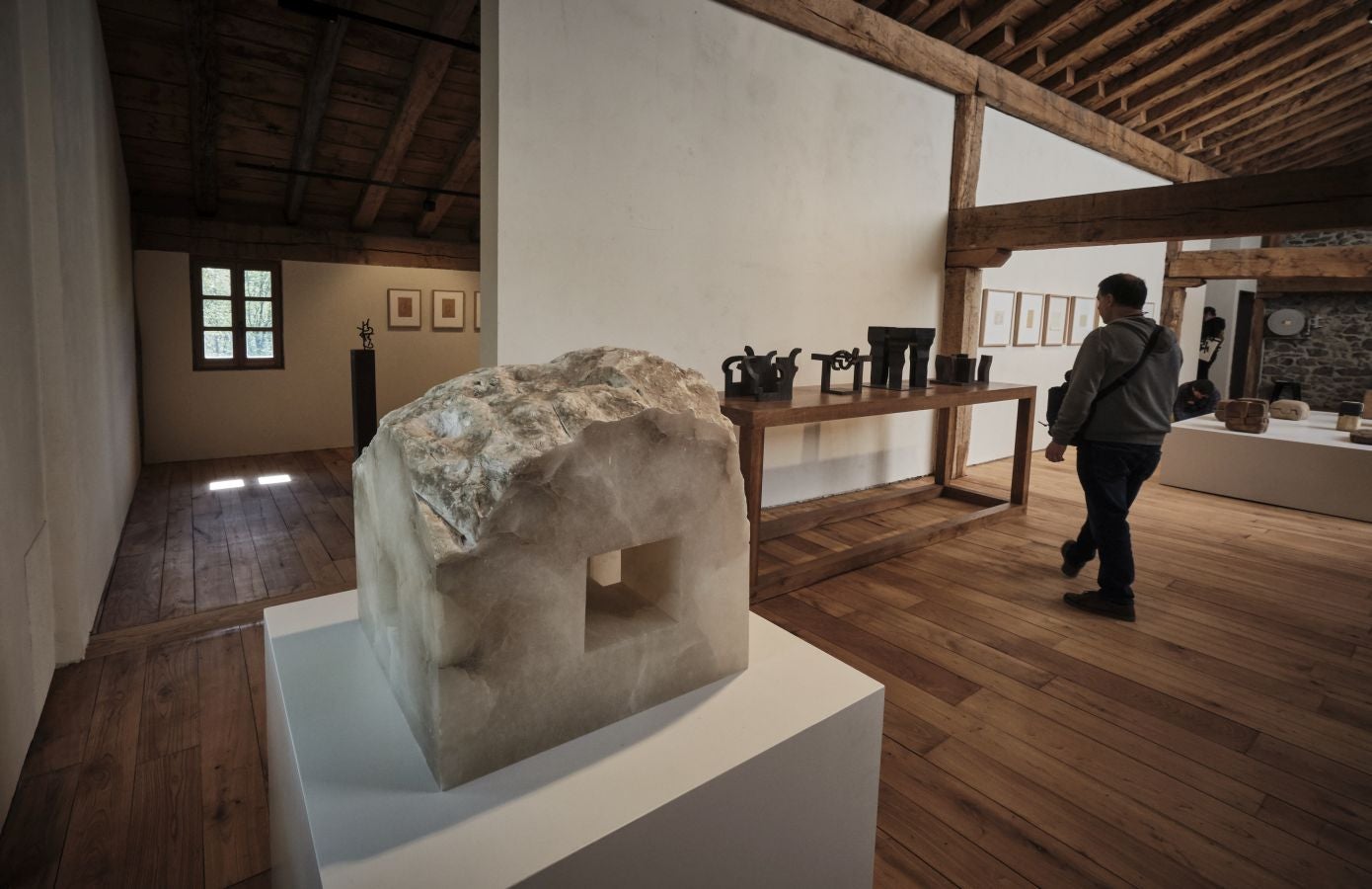 Los responsables del remodelado museo de Zabalaga presentan las nuevas instalaciones y la exposición inaugural antes de su reapertura al público
