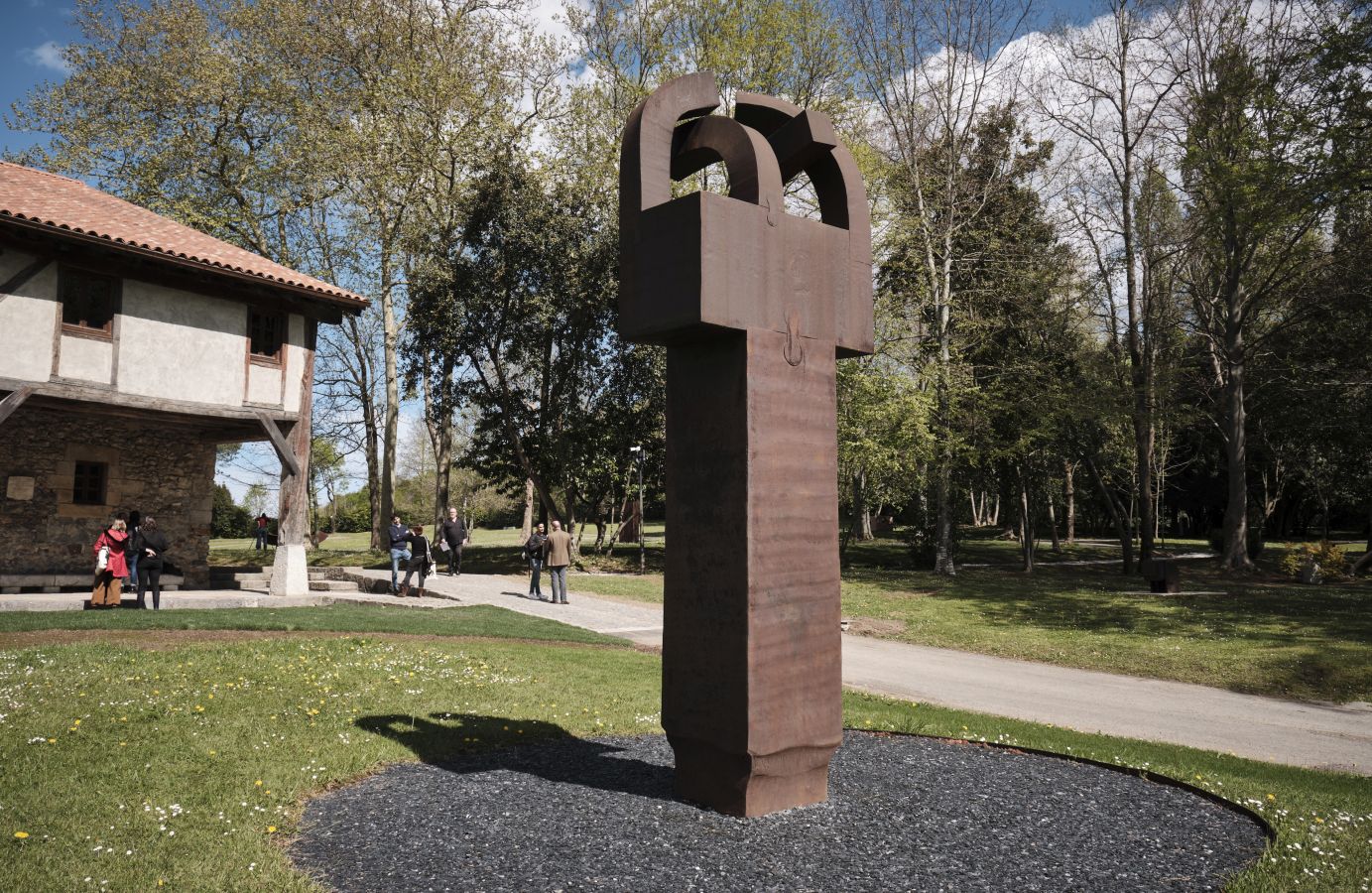 Los responsables del remodelado museo de Zabalaga presentan las nuevas instalaciones y la exposición inaugural antes de su reapertura al público