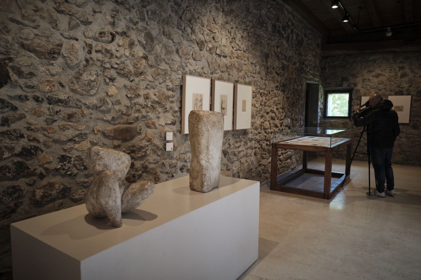 Los responsables del remodelado museo de Zabalaga presentan las nuevas instalaciones y la exposición inaugural antes de su reapertura al público