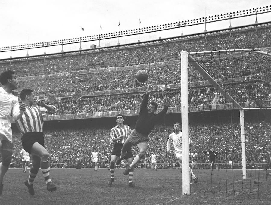 Ignacio Uribe (Bilbao. 1933) fue un interior fino y driblador, de los que disfrutaban conduciendo el balón mientras sorteaban rivales. Llegó a jugar con Zarra y otros de aquel once mítico, pero su equipo fue, sobre todo, el de los once aldeanos que le ganaron al Madrid, al Barcelona, al Oporto, al Honved, al Manchester en San Mamés, en el mítico partido de la nieve, el equipo que ganó una Liga y tres Copas, que hizo doblete en el 56 y levantó su último trofeo ganando en el Bernabéu al Real Madrid de Di Stéfano y Puskas. Sin embargo, las lesiones le obligaron a retirarse de forma prematura, a los 29 años. Debutó con el Athletic en 1953, procedente del SD Indauchu. Tuvo protagonismo en el equipo, con el que jugó 211 partidos y marcó 69 goles. Estuvo como rojiblanco diez años, hasta su retirada en 1963. 