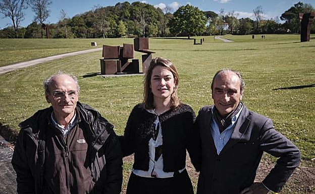 La familia del escultor posa en la campa del museo acoge que 43 esculturas. 