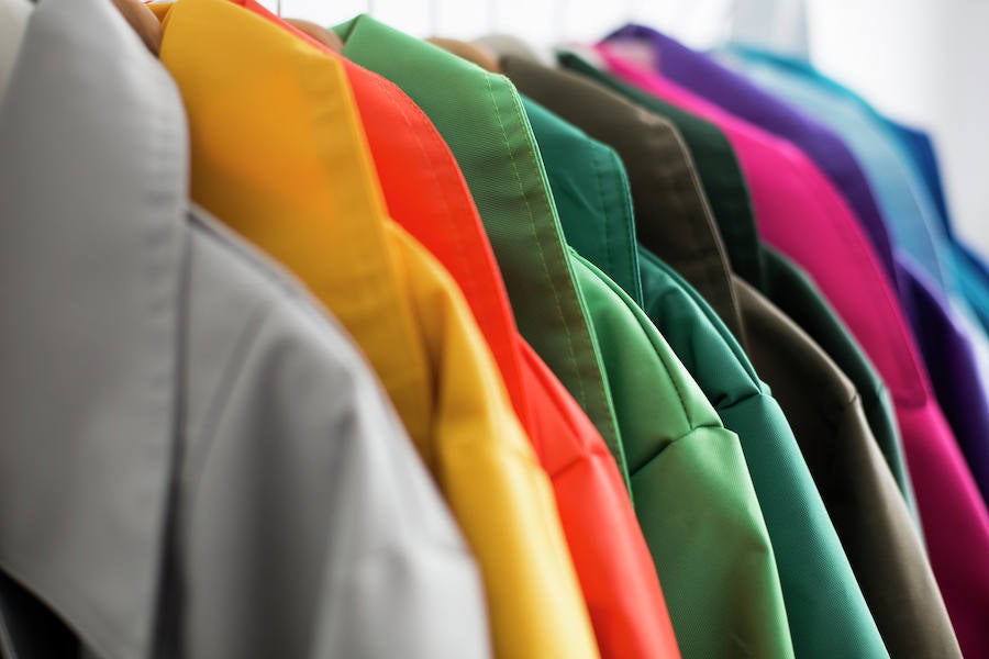 Esta prenda se reinventa con multitud de colores para aportar alegría a los días grises