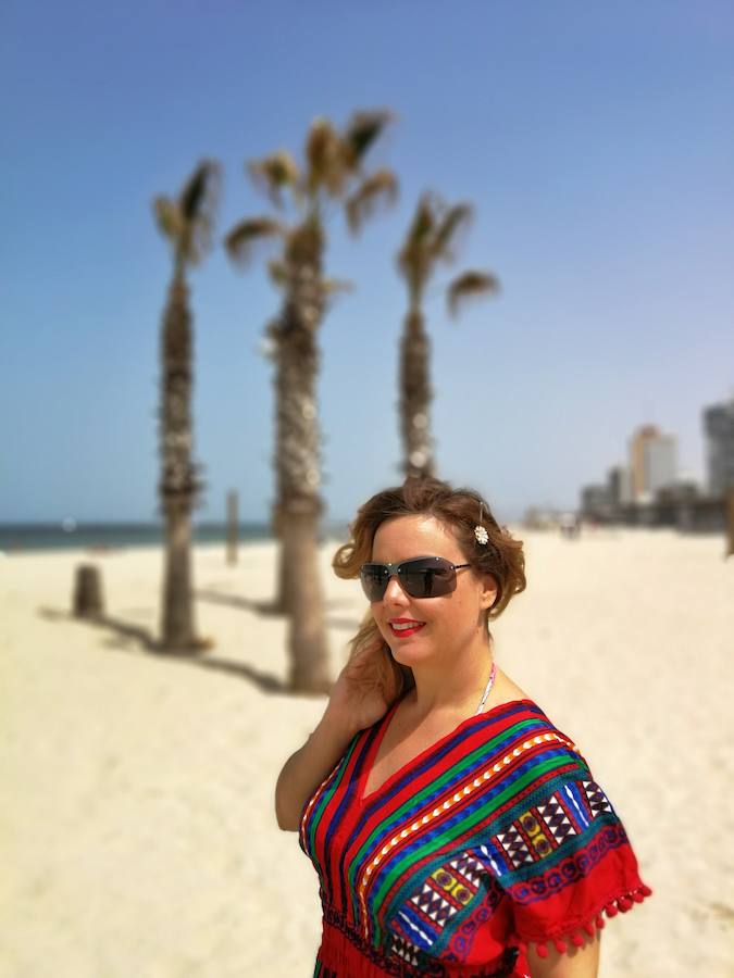 Un look potente en rojo para ir a la playa.