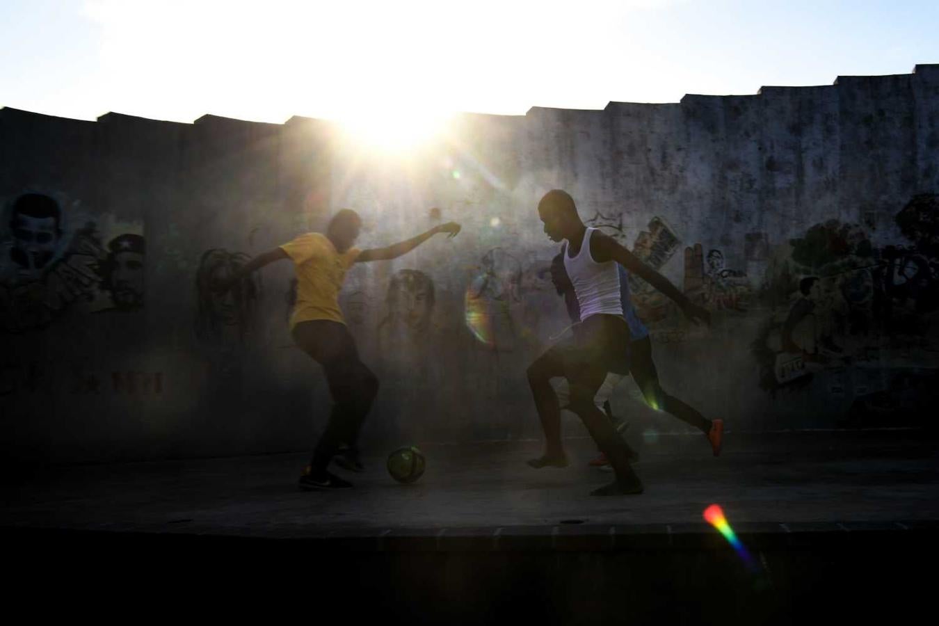 Partido de fútbol en Puerto Príncipe, Haiti