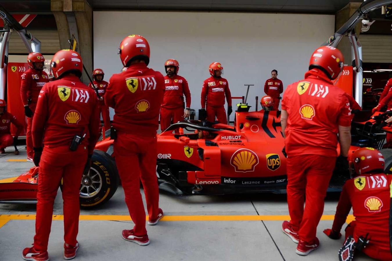 Los mecánicos de Ferrari trabajan en un automóvil mientras los equipos se preparan para el Gran Premio de China de Fórmula Uno en Shanghai