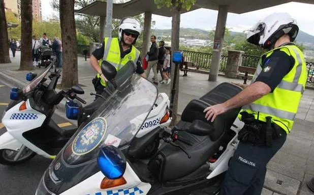 Dos agentes de la Policía Local de Basauri junto a sus motos. 