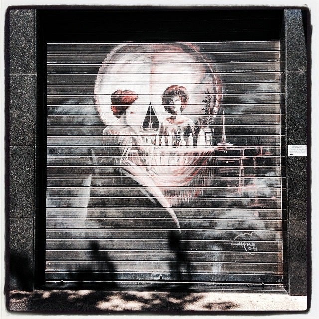 Esta imagen de fantasía luce en un local dedicado a los tatuajes en la plaza Pepe Ubis, en el barrio de Santa Lucía.