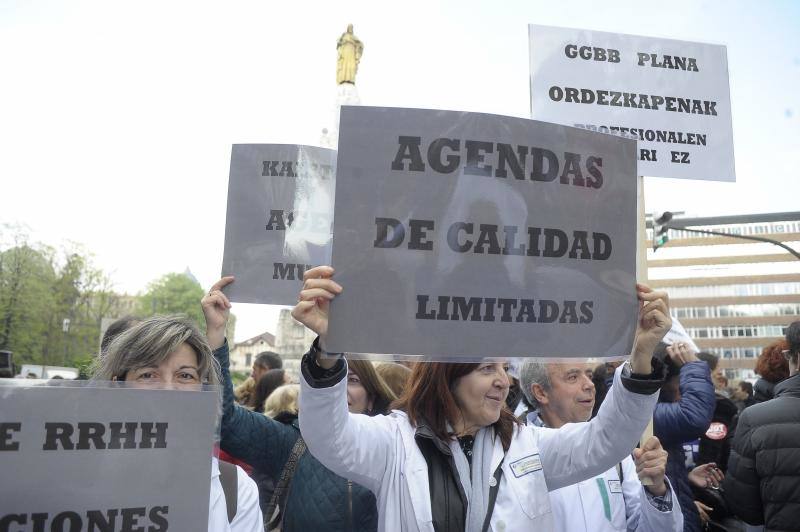 Un millar de profesionales sanitarios reclaman reforzar las plantillas para hacer frente a la «presión asistencial» que sufren los centros de salud de Osakidetza