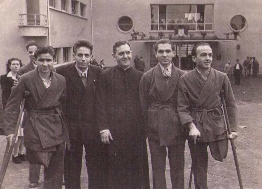 1947. El capellán, don Alberto, con algunos pacientes