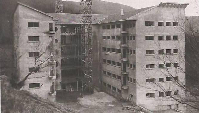 El edificio actual durante su construcción, de 1941 a 1944