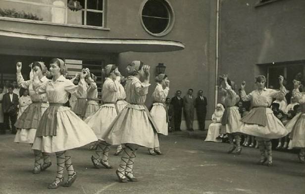 Exhibición de bailes frente al hospital