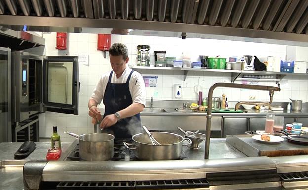 El cocinero prepara los desayunos con mimo 