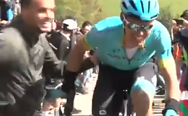 Luis León Sánchez saluda a su hermano Pedro en plena subida.