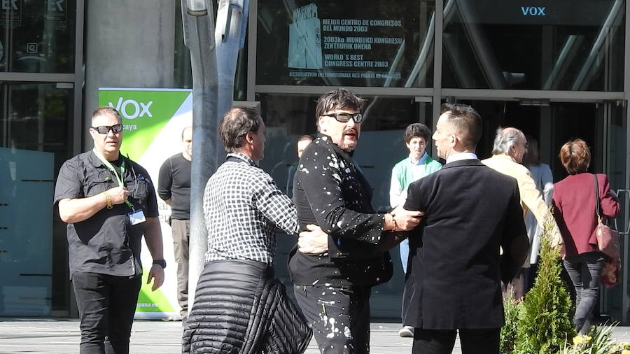 La Ertzaintza ha cargado contra un grupo de personas que protestaban por la presencia de la formación de extrema derecha