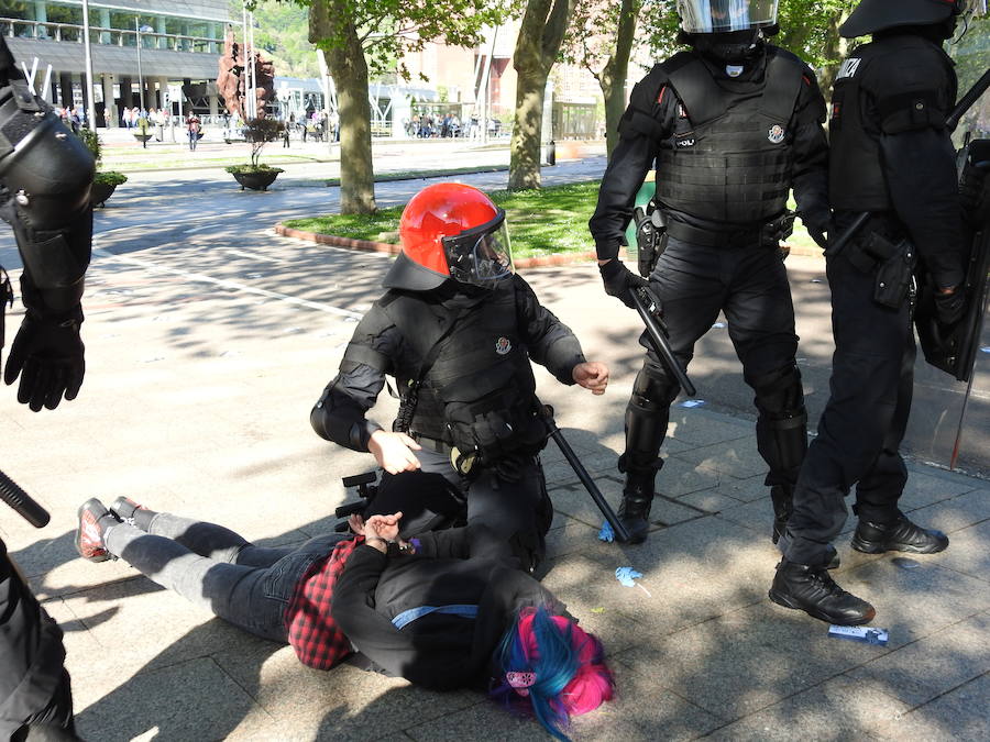 La Ertzaintza ha cargado contra un grupo de personas que protestaban por la presencia de la formación de extrema derecha