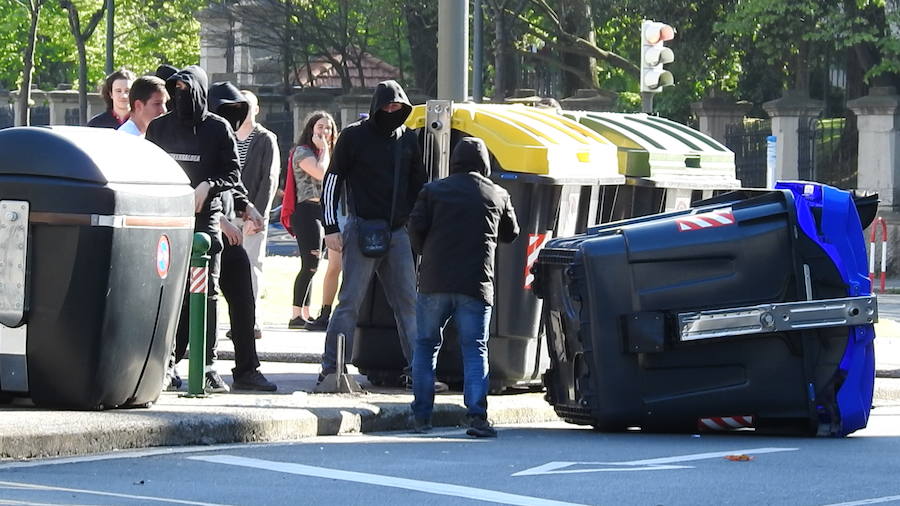 La Ertzaintza ha cargado contra un grupo de personas que protestaban por la presencia de la formación de extrema derecha