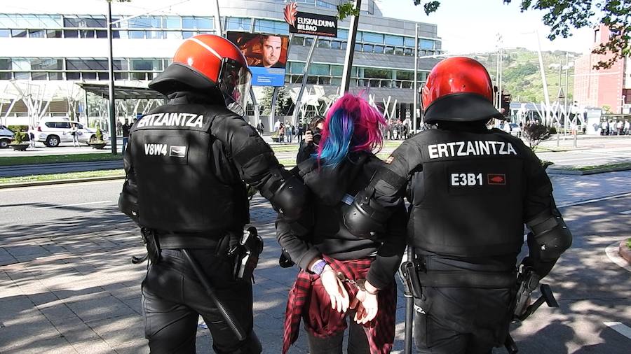 La Ertzaintza ha cargado contra un grupo de personas que protestaban por la presencia de la formación de extrema derecha