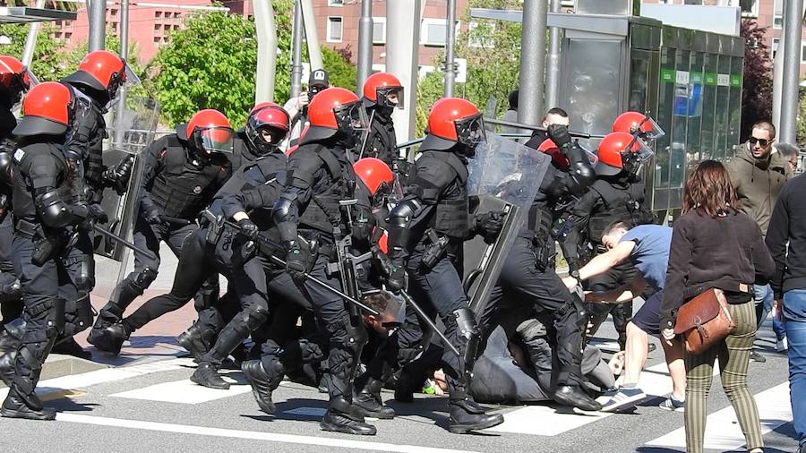La Ertzaintza ha cargado contra un grupo de personas que protestaban por la presencia de la formación de extrema derecha