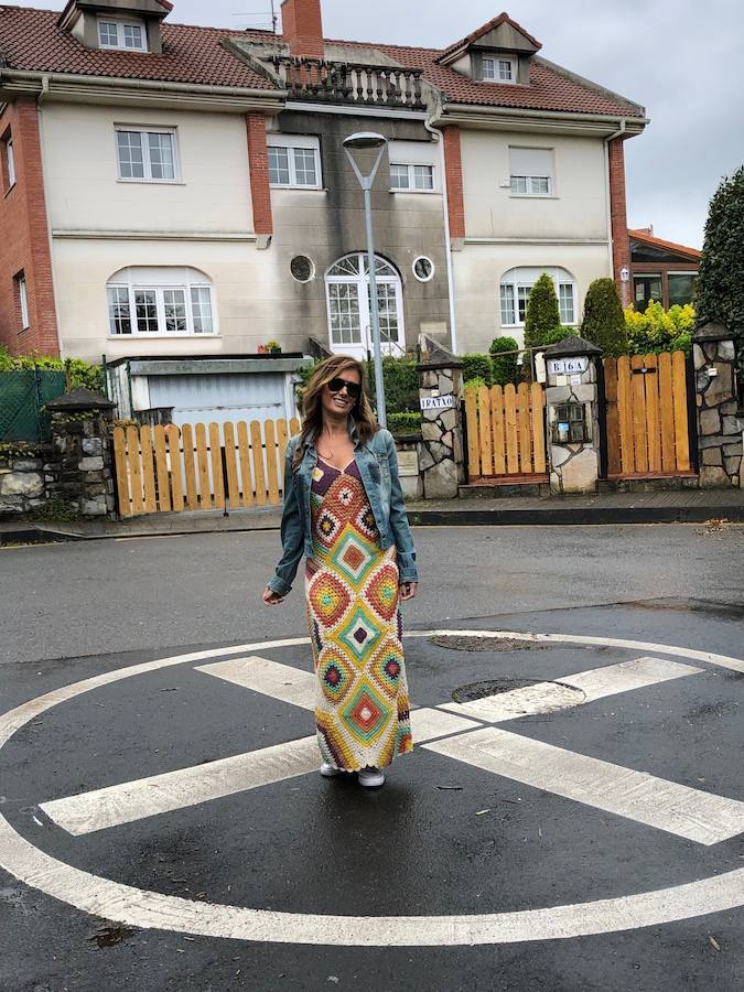 Con cazadora vaquera y Converse para un look más informal.