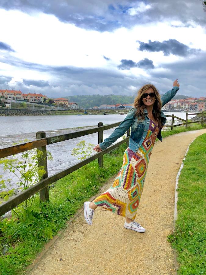 Con cazadora vaquera y Converse para un look más informal.