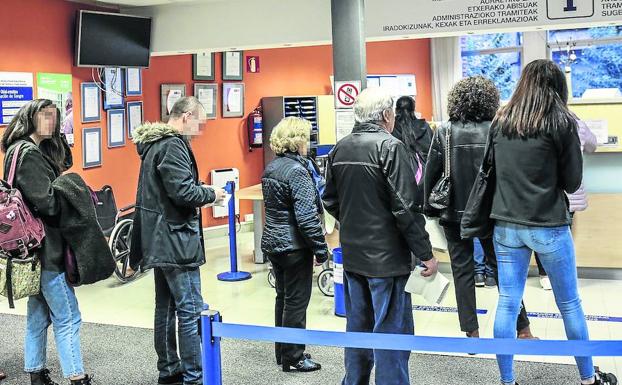 Varios pacientes guardan cola en el ambulatorio de Bombero Echániz, en Bilbao, a la espera de cambiar la cita de la consulta. 