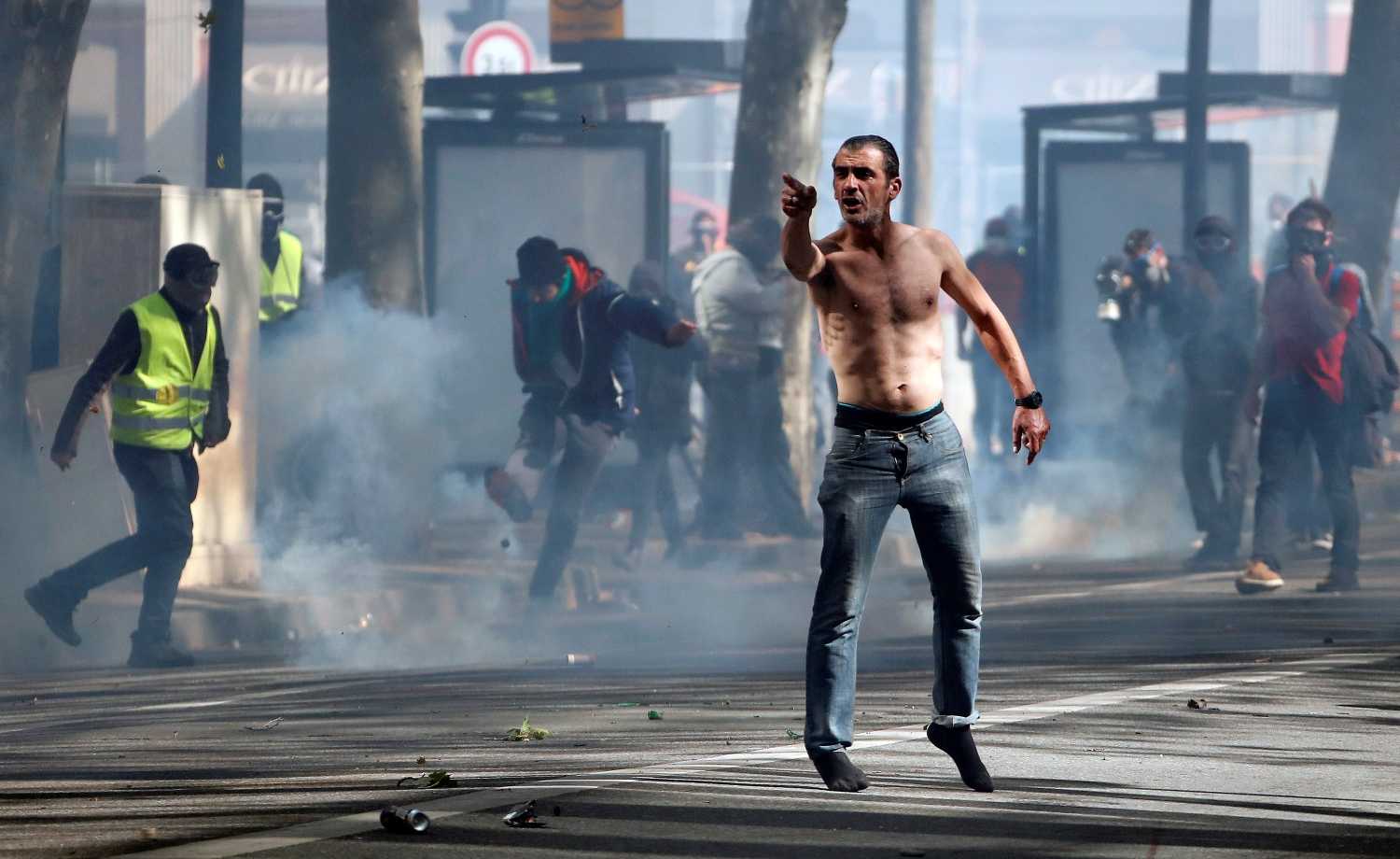 Un manifestante de los "chalecos amarillos" participa en un enfrentamiento con la policía antidisturbios gala en Toulouse, Francia 