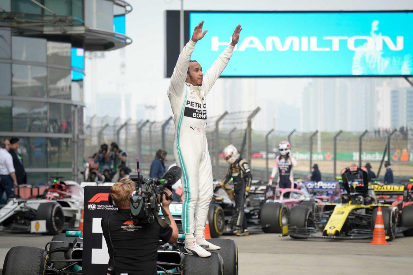 El piloto de Mercedes, Lewis Hamilton, celebra su triunfo en el Gran Premio de China de Fórmula Uno en Shanghai 