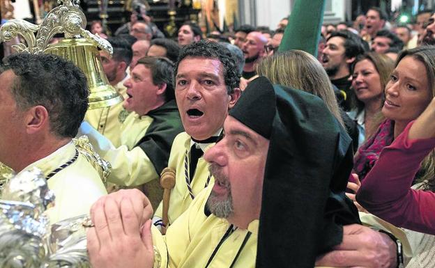 Antonio Banderas procesionó ayer con la Virgen de Lágrimas y Favores de Málaga. 