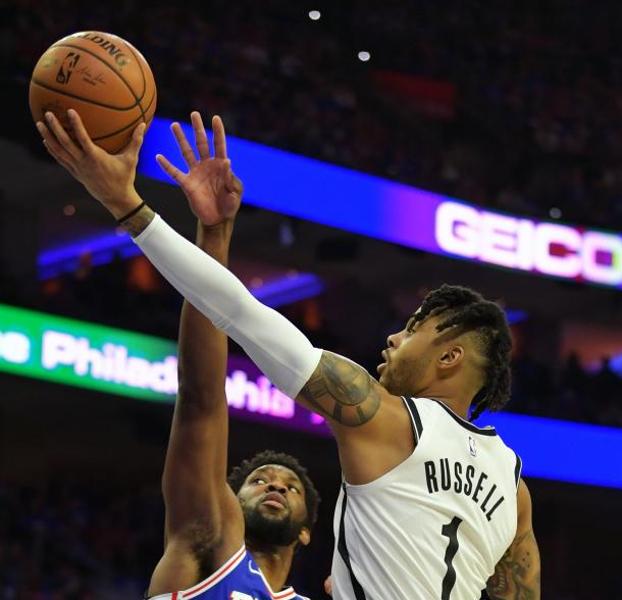 D'Angelo Russell deja una bandeja ante Joel Embiid. 