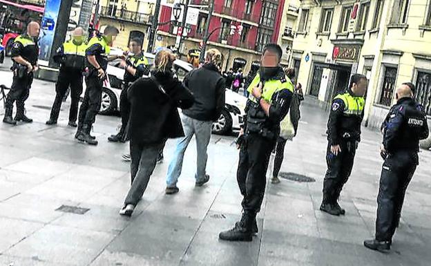 Reyerta. Ertzainas y policías municipales desplegados el pasado domingo en la plaza Circular, junto a la estación de Abando, poco después de que un joven fuera agredido a plena luz del día.